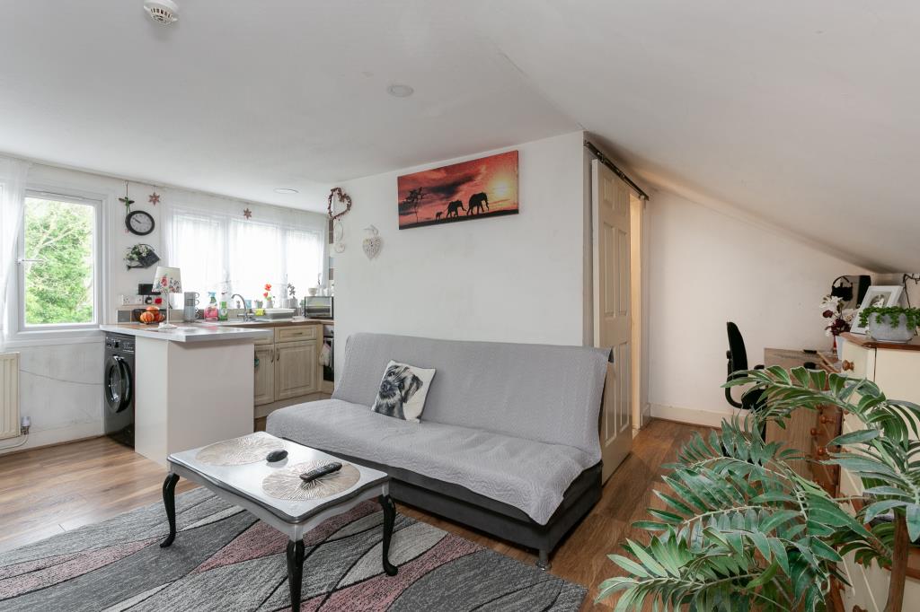 Lot: 42 - SUBSTANTIAL FREEHOLD INVESTMENT - General view of flat 12